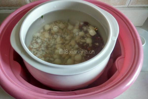 薏豆芡实莲子粥的做法图解7