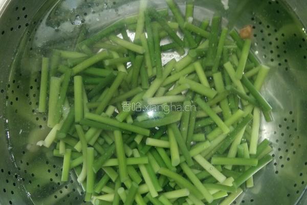 肉炒蒜薹的做法图解2
