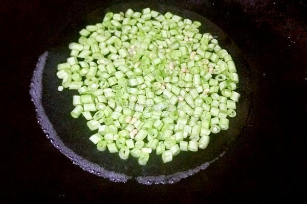 豆角咸鸭蛋炒饭的做法图解2