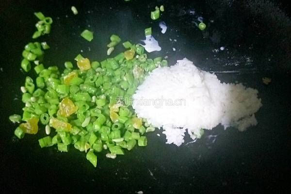 豆角咸鸭蛋炒饭的做法图解5