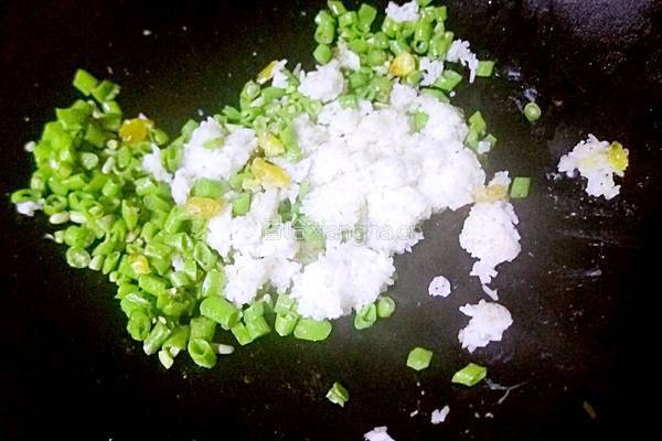 豆角咸鸭蛋炒饭的做法图解6