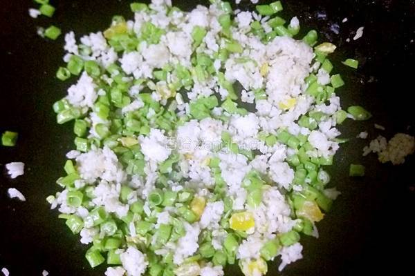 豆角咸鸭蛋炒饭的做法图解7