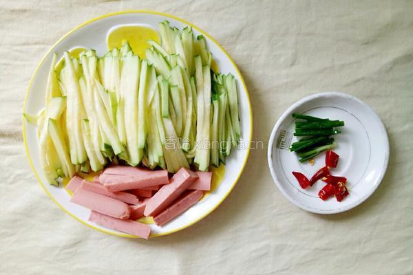 小瓜火腿肠的做法图解2