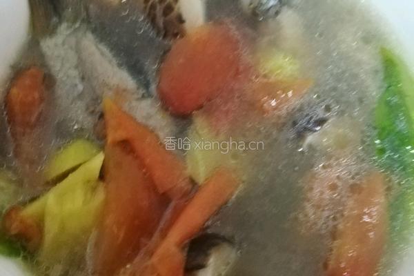 西红柿鲫鱼蘑菇汤的做法图解6