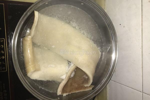 自制肉皮冻的做法图解1