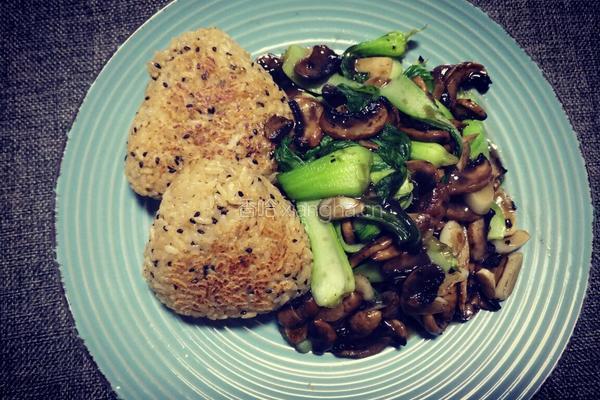 香煎饭团配口蘑油菜的做法图解5