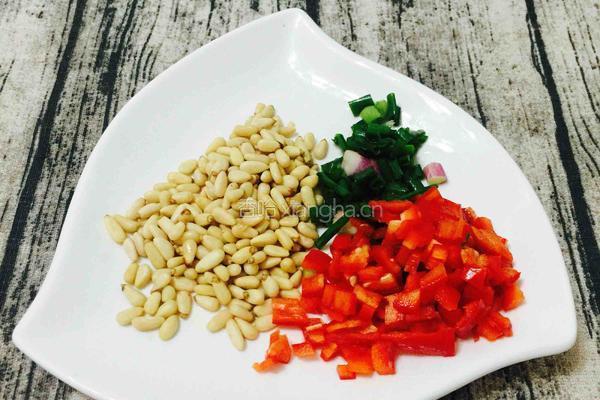 海苔粉松子仁鳗鱼炒饭的做法图解1