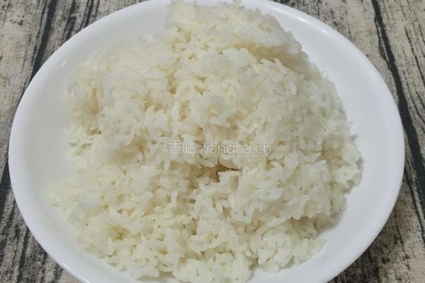 海苔粉松子仁鳗鱼炒饭的做法图解3