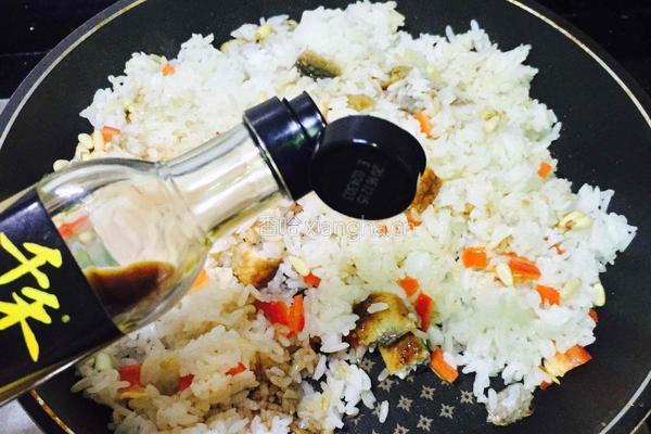 海苔粉松子仁鳗鱼炒饭的做法图解8