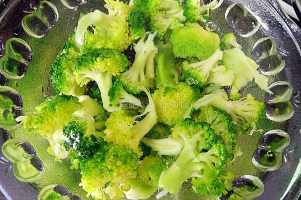 香辣西兰花的做法图解3
