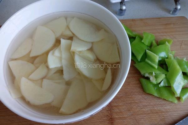 尖椒土豆片炒腊肠的做法图解1