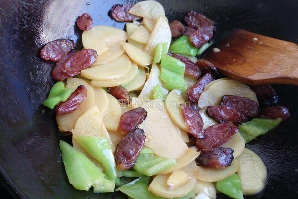 尖椒土豆片炒腊肠的做法图解6