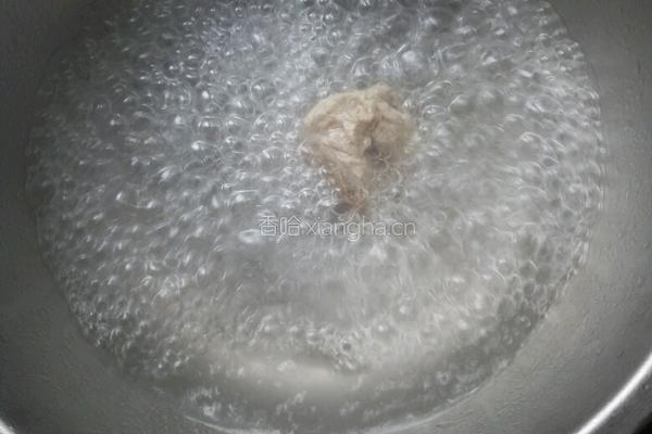 鸡蛋黄瓜肉汤的做法图解3