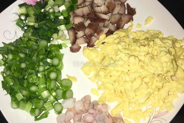 虾仁叉烧菜心蛋炒饭的做法图解2