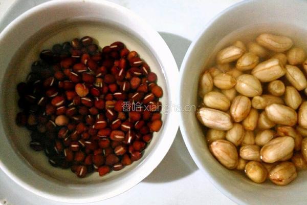 红豆花生粥的做法图解1