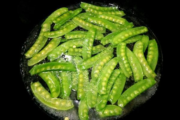 粉肠炒荷兰豆的做法图解4