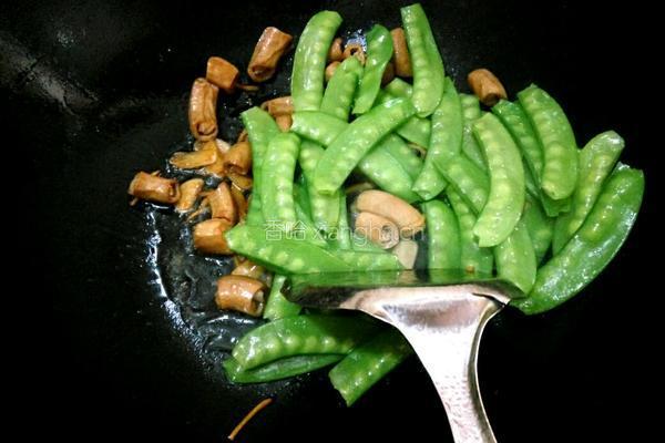 粉肠炒荷兰豆的做法图解7