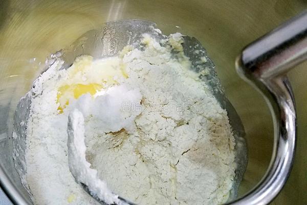软噗噗的牛奶手撕椰蓉吐司的做法图解2