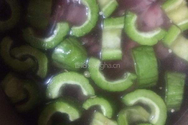 苦瓜黄豆排骨汤的做法图解4
