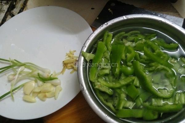 青椒芦笋炒五花的做法图解2