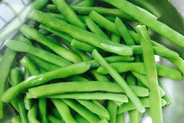 肉末四季豆的做法图解1