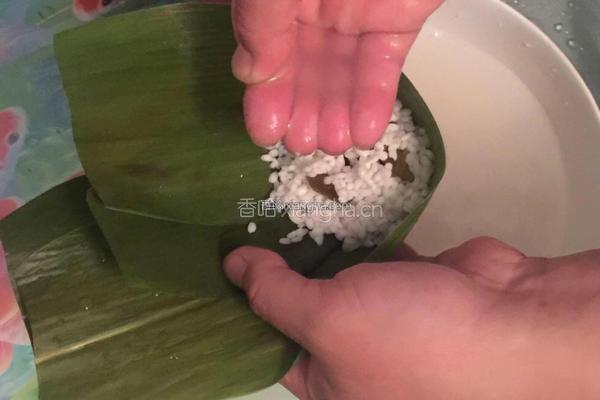 蜜枣葡萄干粽子的做法图解7