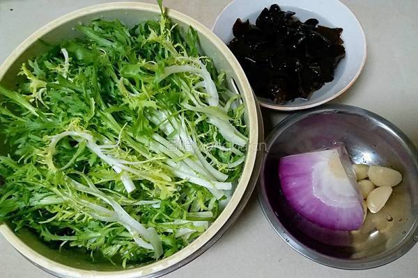洋葱木耳拌苦菊的做法图解1