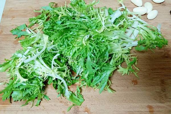 洋葱木耳拌苦菊的做法图解3