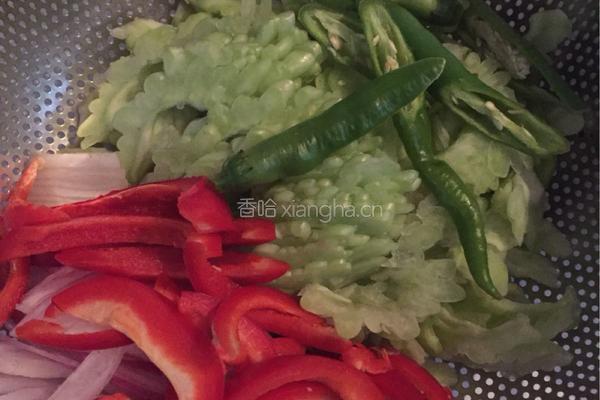 苦瓜炒牛肉的做法图解2