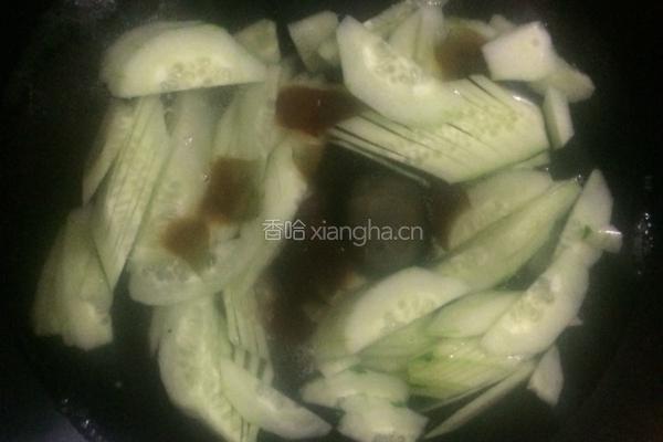 青瓜皮蛋瘦肉汤的做法图解6
