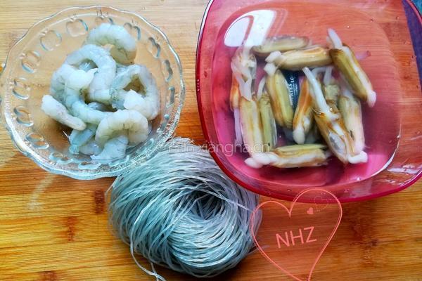 蒜蓉粉丝蛏子蒸虾仁的做法图解1