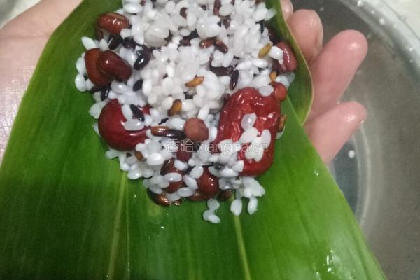红豆蜜枣粽子的做法图解1