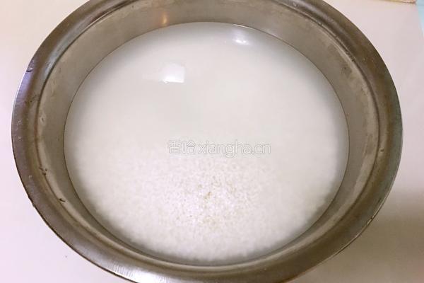 小枣糯米三角粽的做法图解1