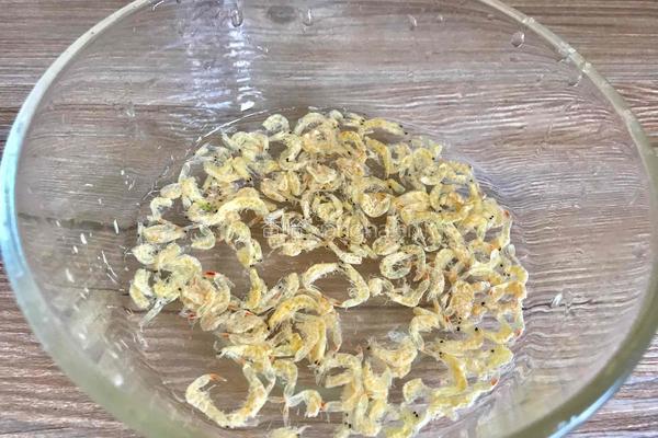 白菜虾米粥的做法图解1