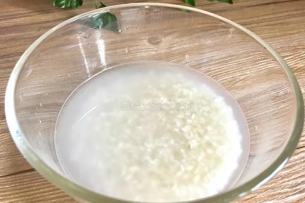 白菜虾米粥的做法图解2