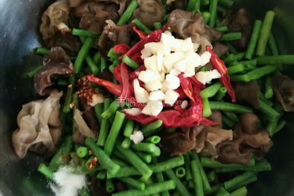 凉拌豇豆木耳的做法图解4