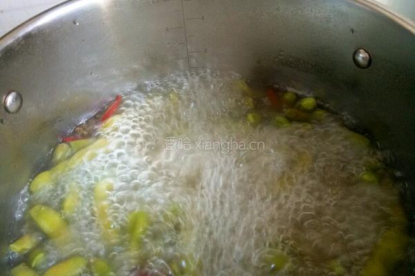 水煮香辣毛豆的做法图解2