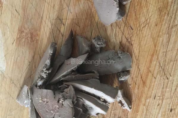 青椒炒鸭肝的做法图解1