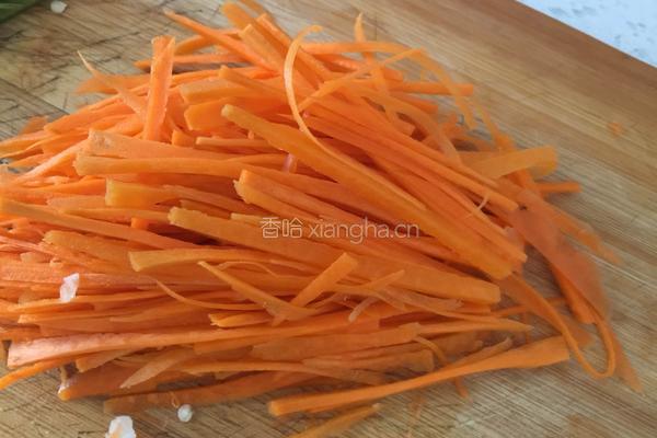 胡萝卜炒青椒的做法图解2