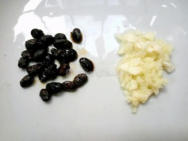 清洗干净豆豉、蒜去衣清洗干净、拍碎