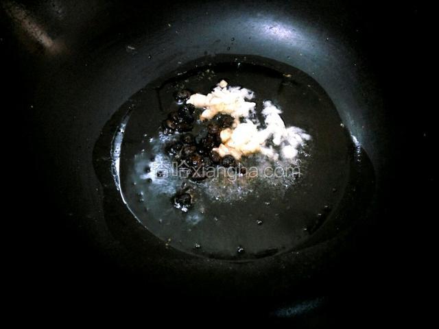 热锅放油、放蒜、豆豉、爆香