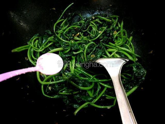 放盐、炒匀即可