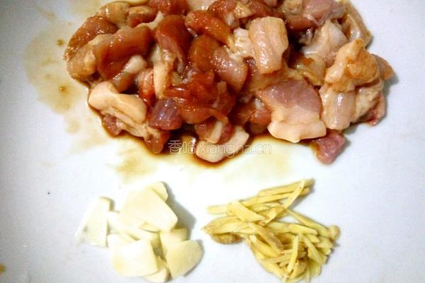 五花肉炒竹笋的做法图解2