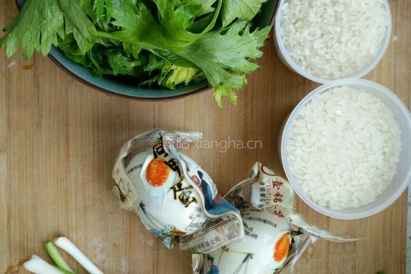 芹菜鸭蛋粥的做法图解1