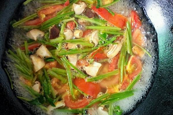 菠菜香菇番茄汤的做法图解3