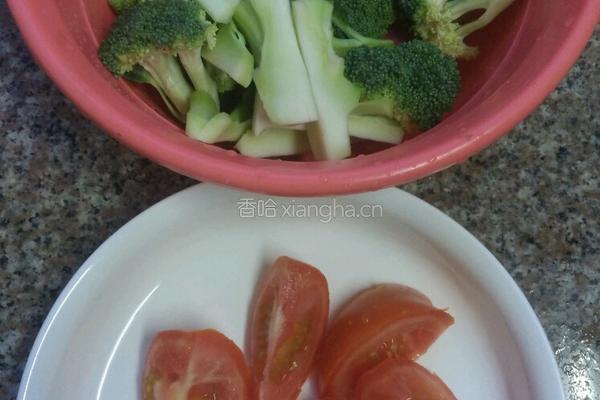 西蓝花炒西红柿的做法图解2