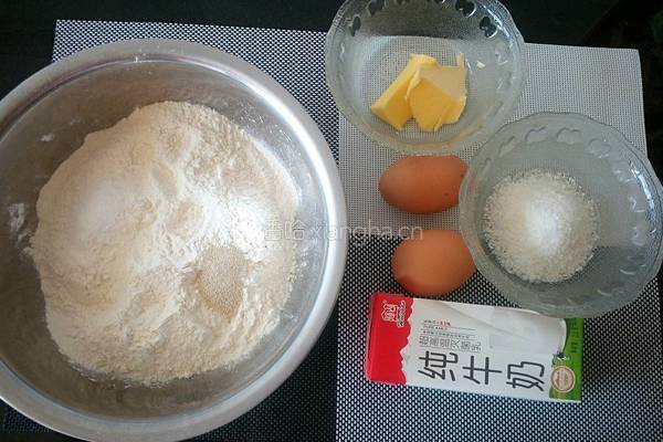 椰蓉奶香花卷的做法图解1