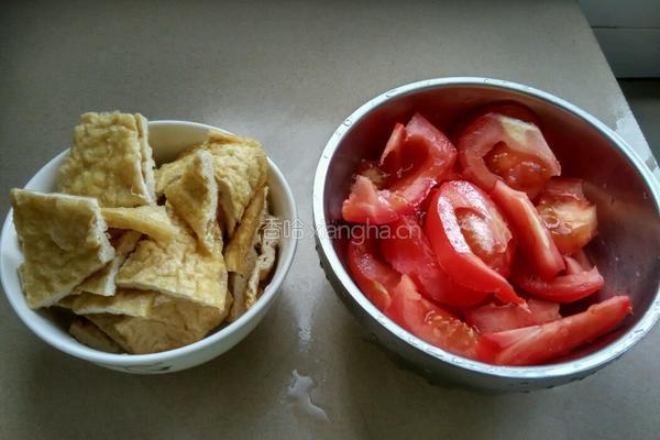 番茄炒油豆腐的做法图解1