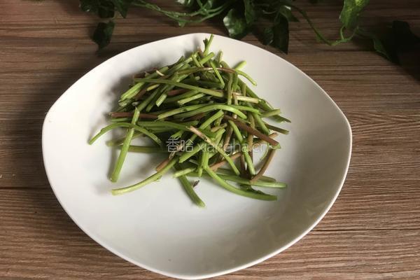 洋葱青椒炒苋菜梗的做法图解1