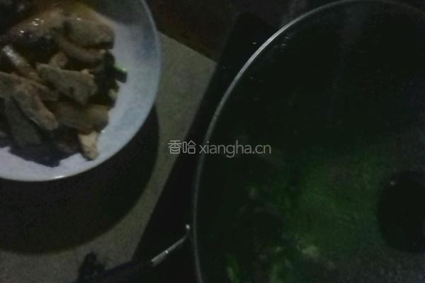 蒜苔炒回锅肉的做法图解2